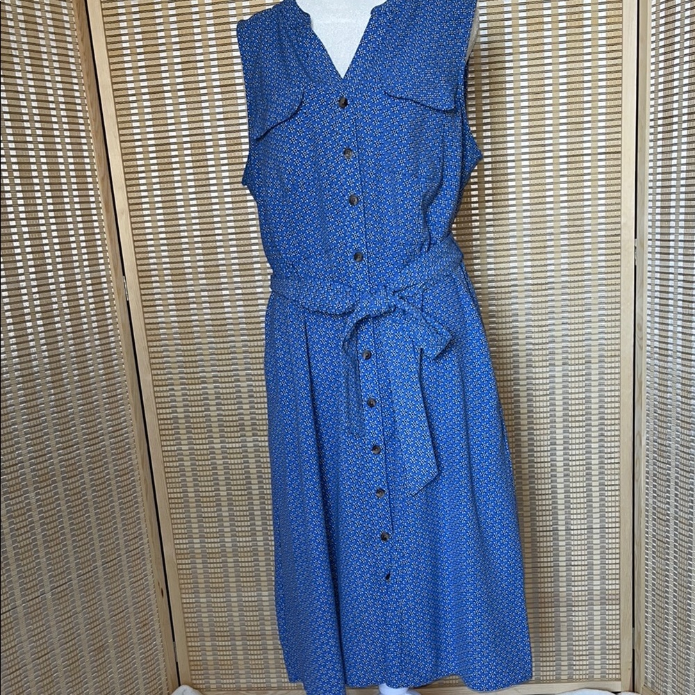 Croft and Barrow sleeveless midi button down dress.